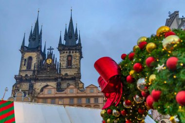 Çek Cumhuriyeti 'nin Prag' daki Eski Şehir Meydanı 'nda Noel süslemesi