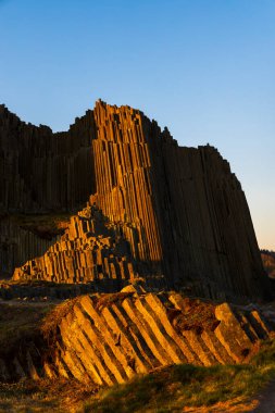 Çek Cumhuriyeti 'nin Kamenicky Senov kenti yakınlarında çok köşeli bazalt sütunlar, doğal anıt Panska skala