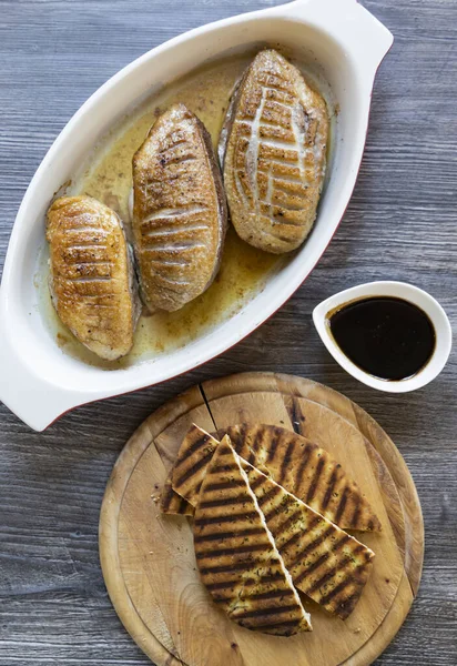 Geroosterde Eendenborst Met Balsamico Saus Arabisch Brood — Stockfoto