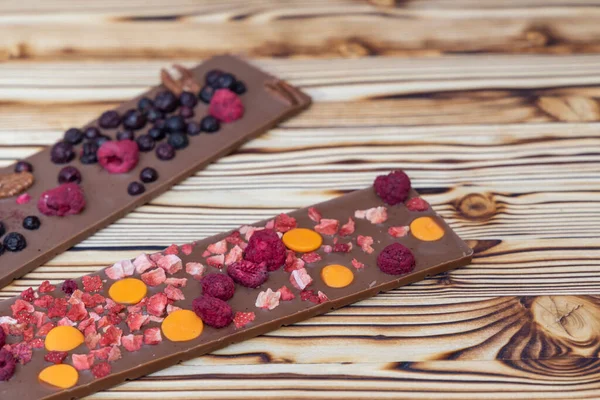 Verschillende Soorten Chocolade Met Gedroogd Fruit Een Houten Plank — Stockfoto