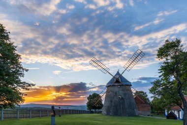 Yel değirmeni Kuzelov gün batımında, Güney Moravya Çek Cumhuriyeti