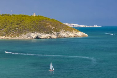 Vieste yakınlarındaki Arco di San Felice, Ulusal Park Gargano, Apulia, İtalya