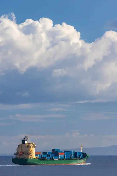 Lastfartyg Närheten Capo Peloro Fyr Punta Del Faro Vid Messinasundet — Stockfoto