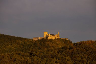 Batı Slovakya 'da Cachtice harabeleri
