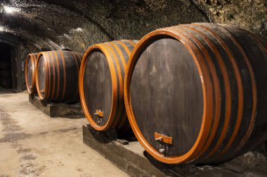 Macaristan, Eger yakınlarında fıçıları olan şarap mahzenleri