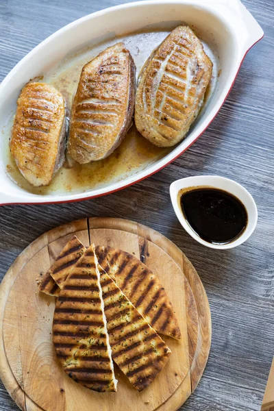 Gebratene Entenbrust Mit Balsamico Sauce Und Arabischem Brot — Stockfoto