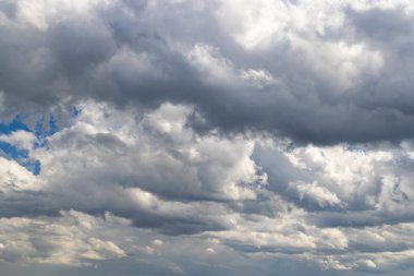 Arka planda bulutlar olan mavi gökyüzü
