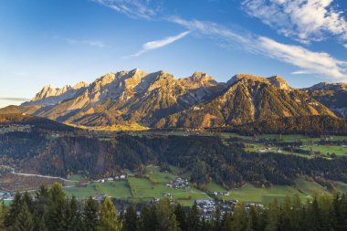Avusturya 'da Dachstein Massif' in sonbahar manzarası