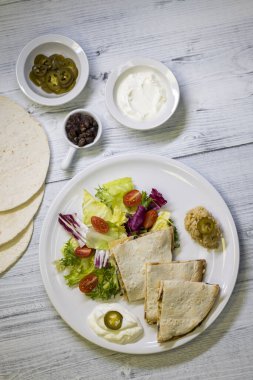tavuklu quesadilla pilav, fasulye, salata, chalapenos ve salsa
