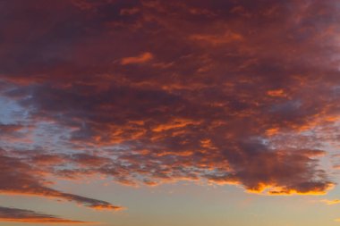 Gün batımından önce bulutlu güzel gökyüzü