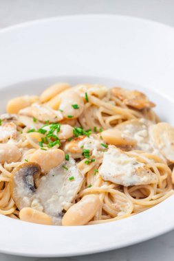 Kremalı mantar soslu spagetti, tavuk ve fasulye.