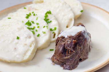 Beyaz krema soslu sığır eti ve börek.