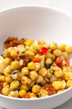 Kırmızı biberli bezelye salatası.