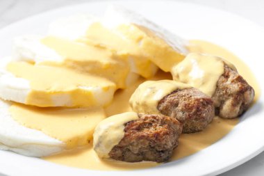 Kremalı soslu kıymalı köfte ve börek.