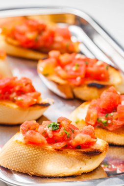 Domates bruschetes 'in natürmortu