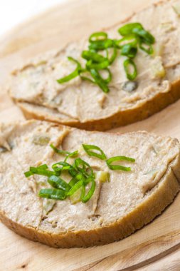 Çıtırtılar taze soğanla ekmeğe yayılıyor.