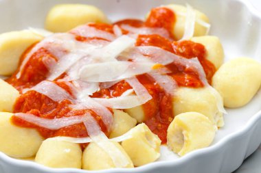 Domates soslu gnocchi ve parmesan peyniri.