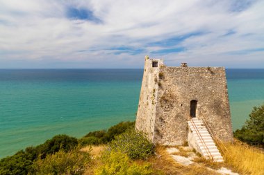 Torre di Monte Pucci, Baia Calenella plajı yakınında, Vico del Gargano, Foggia, İtalya