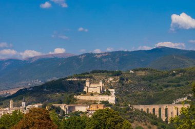 Umbria, İtalya 'da su kemerli Spoleto kalesi