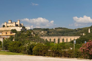 Umbria, İtalya 'da su kemerli Spoleto kalesi
