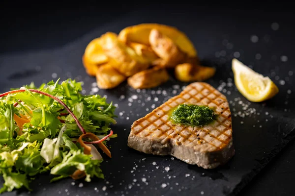 Tonfiskbiff Med Sallad Och Kryddig Potatis — Stockfoto