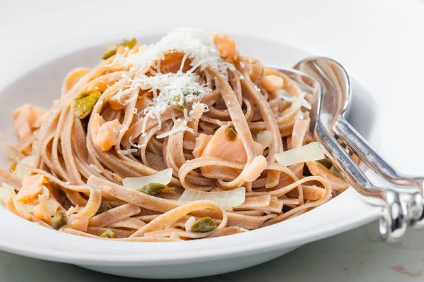 Macarrão Tagliatelle Com Salmão Alcaparras Queijo Parmesão — Fotografia de Stock