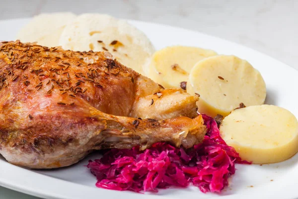 Gänsekeule Mit Rotkohl Und Knödel — Stockfoto