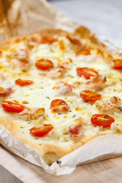 Zelfgemaakte Pizza Met Garnalen Tomaten — Stockfoto