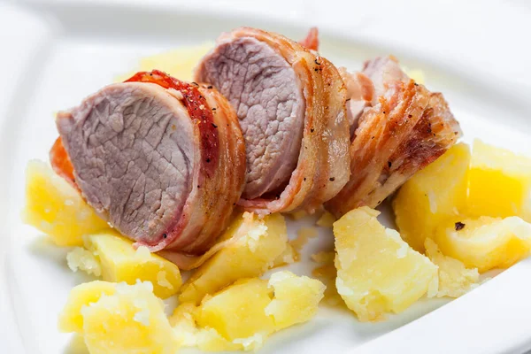 Rolo Porco Envolto Bacon Com Batatas — Fotografia de Stock