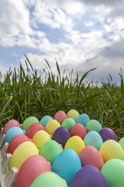 Пасхальный Натюрморт Цветными Яйцами — стоковое фото