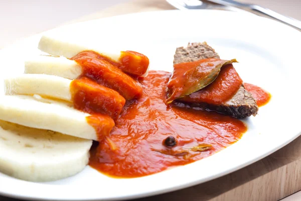 Rindfleisch mit Tomatensauce — Stockfoto