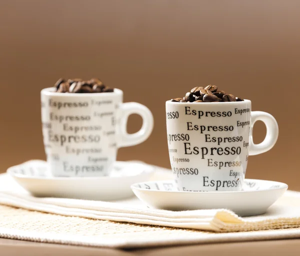 Koffie cups vol met koffie bonen — Stockfoto