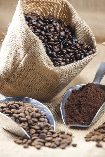 Still life of coffee beans in jute bag — Stock Photo, Image