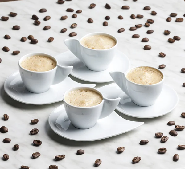 Vier kopjes koffie met melk — Stockfoto