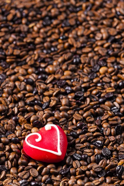 Nature morte de grains de café et coeur de massepain — Photo