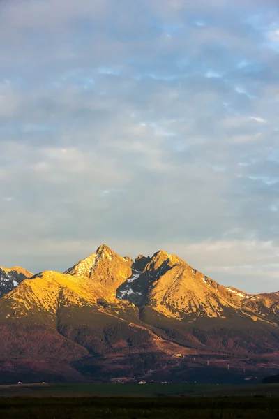 Çevresi lomnicky tepe, vysoke tatry (yüksek tatras), slova — Stok fotoğraf