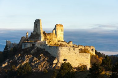 Slovakya 'daki Cachtice Kalesi kalıntıları