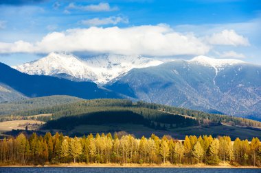 Liptovska mara ile Batı tatras, arka plan, Slovakya