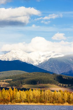 Liptovska mara ile Batı tatras, arka plan, Slovakya