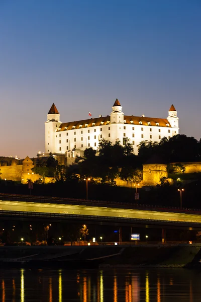 Castillo de Bratislava por la noche, Eslovaquia — Foto de Stock