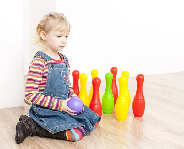 Little girl playing with skittles — Stock Photo, Image