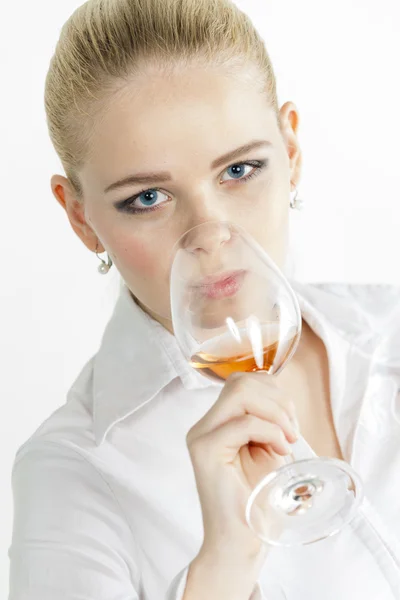 Retrato de jovem bebendo vinho rosa — Fotografia de Stock