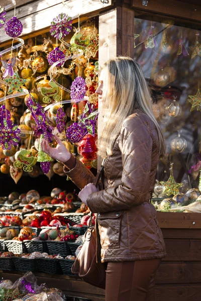Vrouw op Kerstmis markt, Wenen, Oostenrijk — Stockfoto