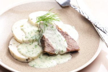 dereotu soslu dana eti