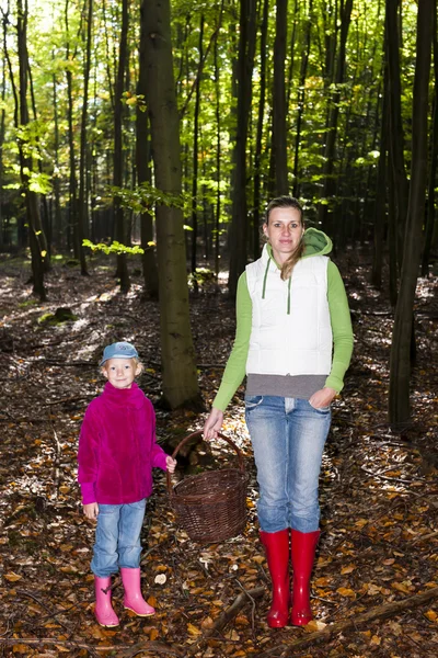 Mother with her daughter doing mushroom picking — Stock Photo, Image