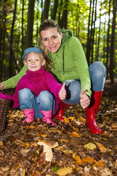 Mother with her daughter doing mushroom picking — Stock Photo, Image