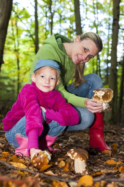 Mamma med sin dotter gör svampplockning — Stockfoto
