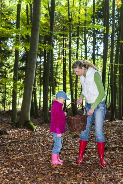 Mamma med sin dotter gör svampplockning — Stockfoto