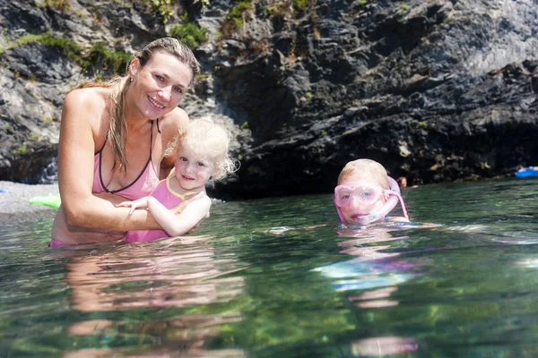 海に泳ぎに彼女の娘を持つ母 — ストック写真