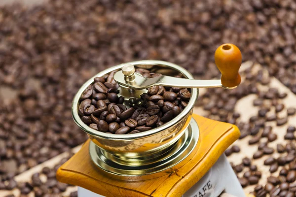 Detalhe do moinho de café com grãos de café — Fotografia de Stock